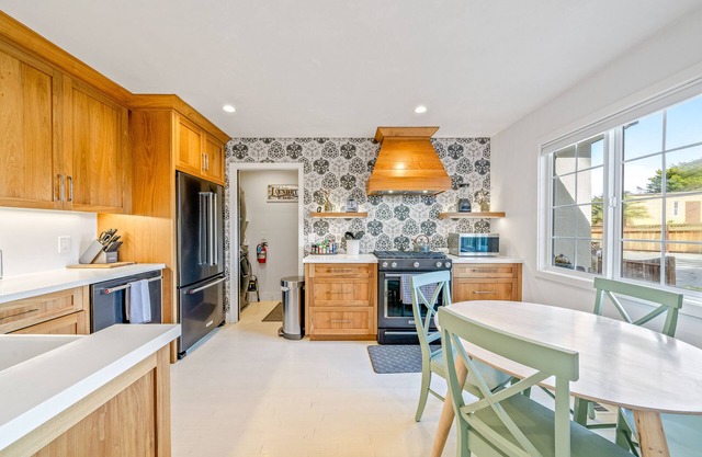 Your Dream Seaside Vacation! Charming 2 BDR Home Just Minutes to Del Monte Beach