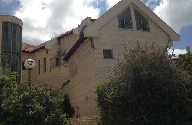 Your little stone-house with garden in the middle of Haifa