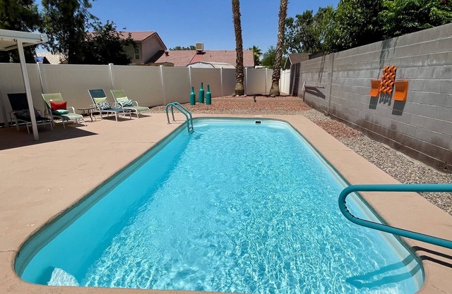 Your Place in the Sun! Quiet House, Heated Private Pool, Hot Tub