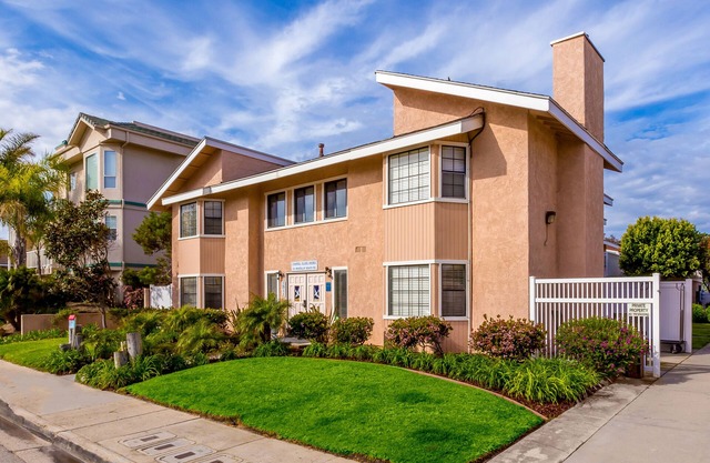Your Relaxing Getaway Awaits! 2 Comfortable Units, Kitchen, Parking Onsite!