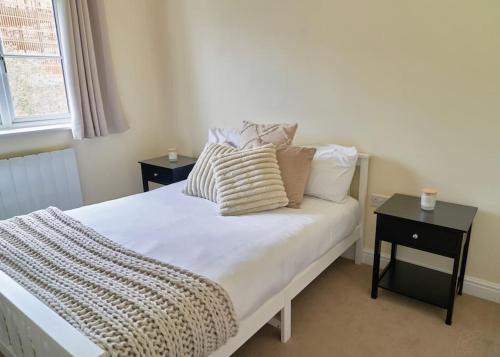 Your Wokingham Hideaway, Charming 2-Bed Flat with En-Suite, Free Wi-Fi and Parking & Sleeps 4