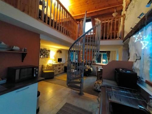 Yr Hen Efail - Quirky Old Smithy cottage near forest walks, cycling & lakes