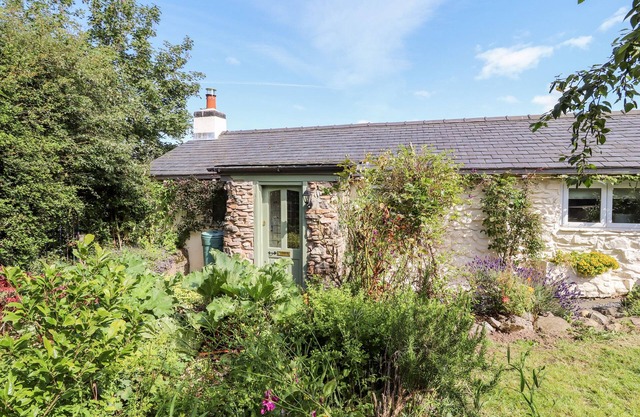 YSGUBOR UCHA, pet friendly, character holiday cottage in Pwllglas