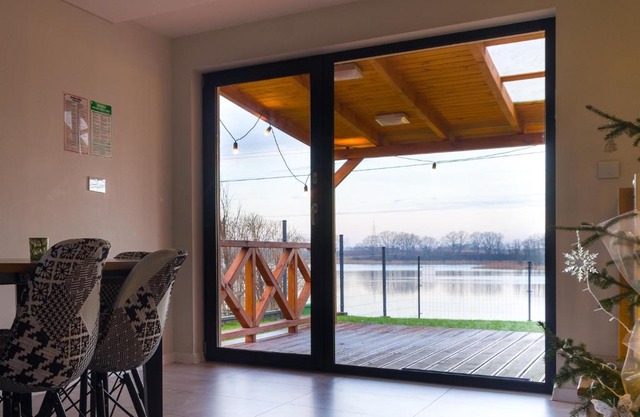 Z widokiem na jezioro