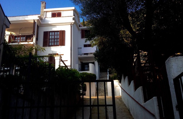 Zazenda House with Sea and Mountain Views and Spacious Garden