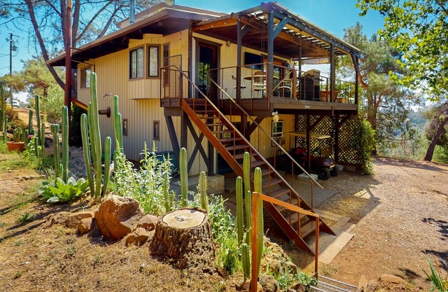 Zen Mountain Retreat hideaway with sweeping views, outdoor space, & W/D