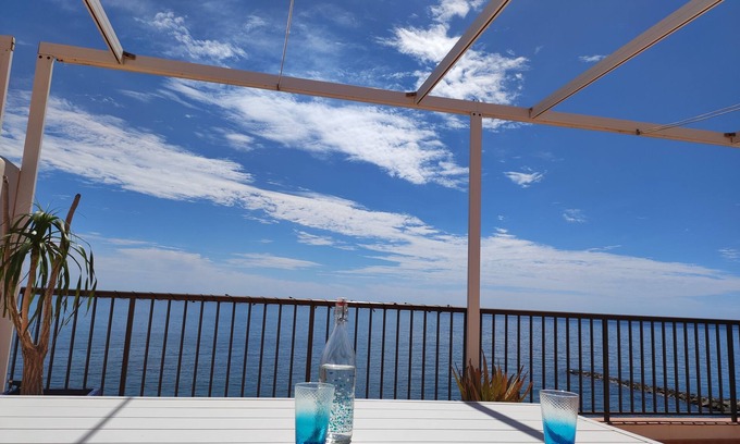La Mamola Apartment | Ático con Vistas al mar en Primera Linea La Mamola