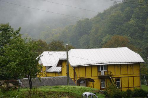 Vyzhenka House | Дім з видом на гори.