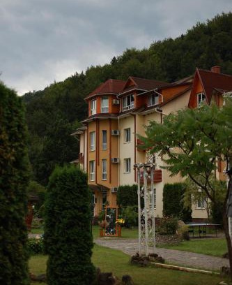 Roztoky Hotel | Маєток Сокільське