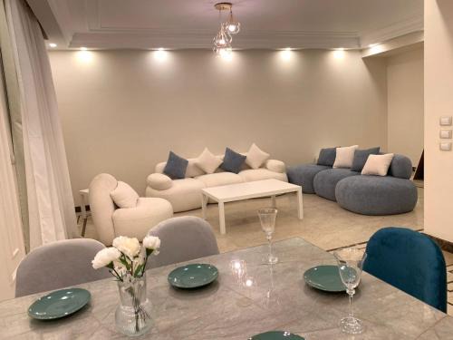 Sheikh Zayed City Apartment | شقة مفروشة للايجار اليومي في الشيخ زايد كمبواند بيفرلي هيلز رقم الهاتف صفر صفر اتنين صفر واحد واحد صفر اتنين اربعه ثلاثه صفر 222