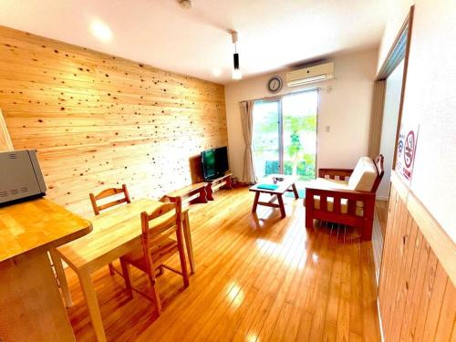 Okinawa Apartment | お子様連れ&動物好き大歓迎!産みたての卵を収穫体験できる宿