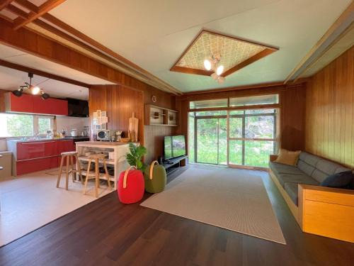 Furano House | 大人数の家族旅行に！BBQ/シアタールーム/カラオケ/日本庭園