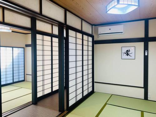 Tateishi Apartment | 東京民泊 貸し切り一軒家 モダン和風 畳 青砥 上野 プライベート空間 最大8名 ファミリータイプ