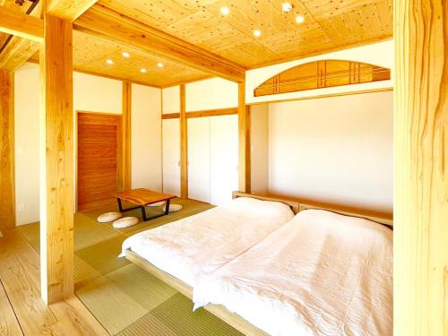 Okinawa House | 赤瓦の一軒家で伝統とモダンを満喫。ベッド6台、市内観光スポット車で15分以内。12時チェックアウト