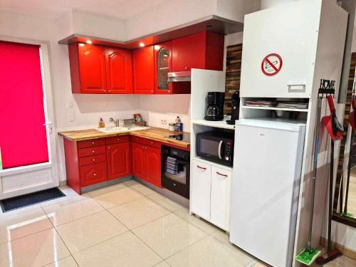 Razac-sur-l'Isle Apartment | 03 - Joli studio traversant situé au rdc avec 2 lits, tout équipé pour 1, 2 ou 3 personnes maximum, entrée indépendante donnant sur parking dont une place est réservée devant la porte, grand fourgon possible et petit jardin sur l'arrière comme une maison