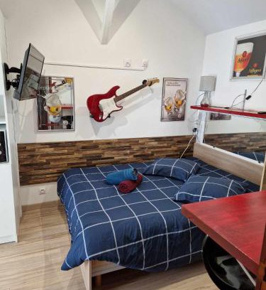 Razac-sur-l'Isle Apartment | 07 - Joli studio tout équipé avec clim, vue sur jardin, parking privatif gratuit, grand fourgon possible, tout le linge de maison est fourni