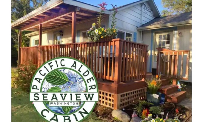 Seaview Cabin | .08 mi walk to the beach, fully equipt home, wifi, quiet neighborhood.