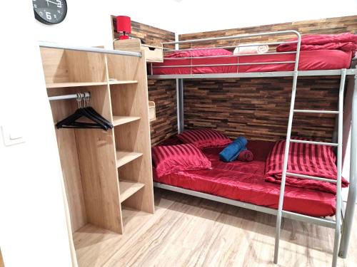 Razac-sur-l'Isle Apartment | 09 - Joli studio avec clim, 2 lits, logement tout équipé pour 1, 2 ou 3 personnes maximum, vue sur parc arboré, parking privatif gratuit, grand fourgon possible, tout le linge de maison est fourni