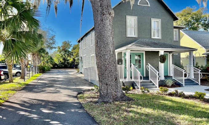 Historic District Apartment | 1/1 2nd floor apartment in the heart of downtown, historic New Smyrna Beach.