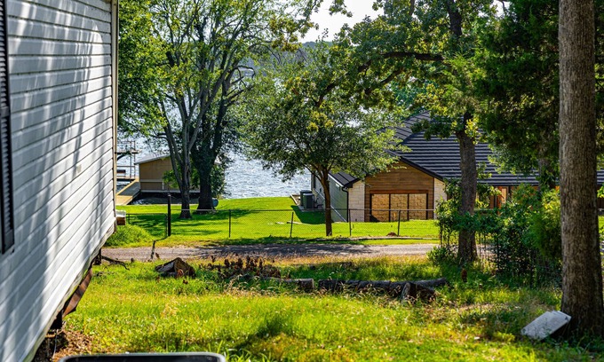 Enchanted Oaks House | 1/2 Acre View 1 Min To Water