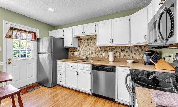 Kernersville House | 1.5 Miles to dwntwn, Beautiful 3bd, Huge 2 car gar