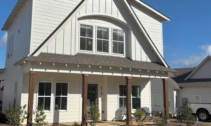 Auburn House | 1.6 MILES FROM JORDAN-HARE!