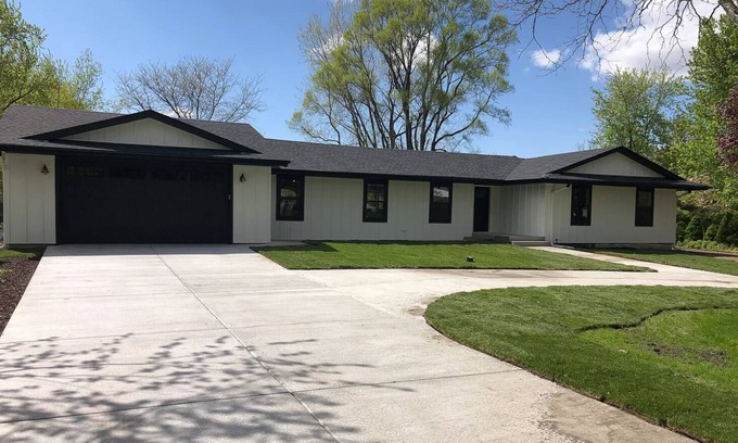 Grundy County House | 1 Acre newly remodeled Coal City home