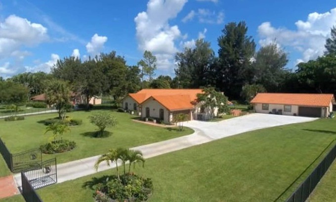 Wellington House | 1 acre spacious pool home in the Heart of Wellington