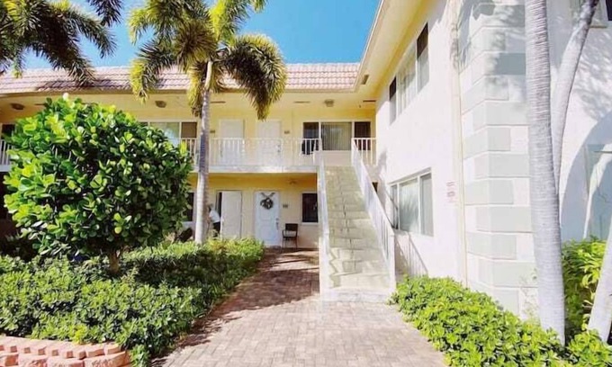 Lighthouse Point Apartment | 1 Bedroom 706764 by Houzlet