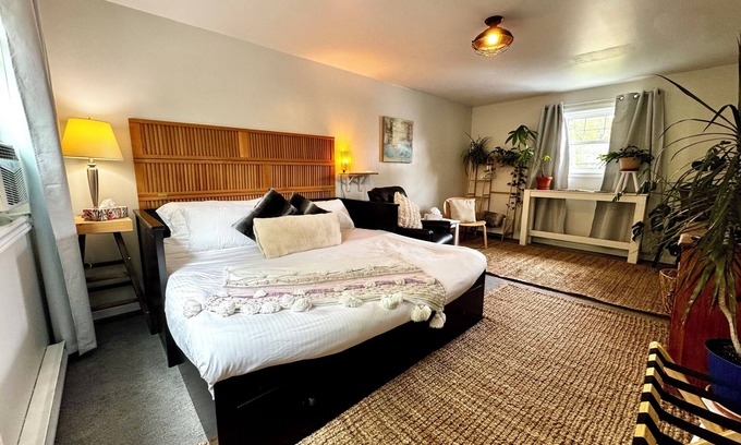 Carleton Place Apartment | 1 bedroom Suite: Kitchenette, parking, central - upper level