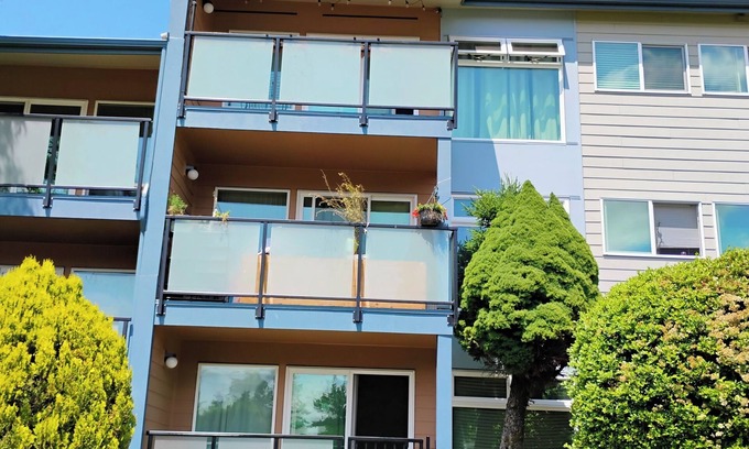Tukwila Condo | 1 BR IN A 3 BR CONDO UNIT Drop your bag and walk to Southcenter Shopping mall