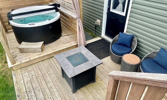 Terra Nova Apartment | 1 BRM suite w/kitchenette + hot tub + air conditioning- free off street parking