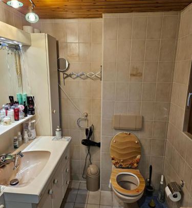 Vernayaz House | 1 chambre jaune dans une maison privé