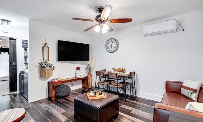 Burleson House | #1 Cottage in Old Town Burleson walk to entertainment & restaurants-Free parking