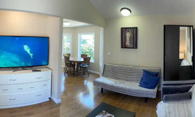 Davis House | # 1 in Davis - for you and your pet!