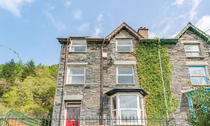 Corris Apartment | 1 ISYGRAIG, pet friendly, with a garden in Machynlleth
