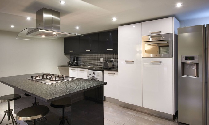 Greater Johannesburg Metropolitan Area Apartment | 1 King Bedroom Apartment with Garden View