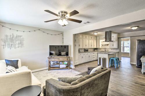 Central Arlington House | 1 Mi to ATandT Stadium Downtown Arlington Home