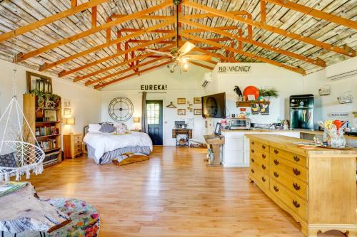 Eureka Springs Apartment | 1 Mi to Downtown Eureka Springs Studio Retreat