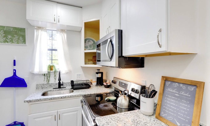 Macon Cottage | 1 Mi to Dtwn Macon: Cozy Home w/Fenced Yard