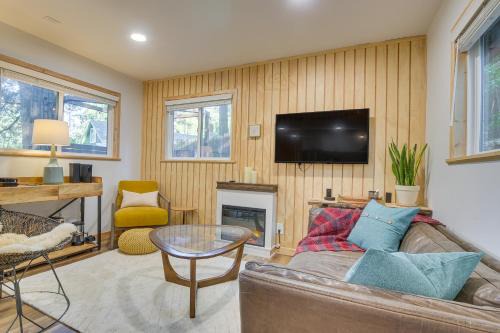 Crestline Apartment | 1 Mi to Lake Cozy Crestline Cabin with Hot Tub!