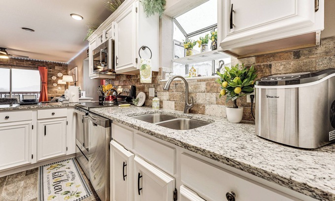 Indian Point Apartment | 1 Mi to Silver Dollar City! Lake-view Family Haven