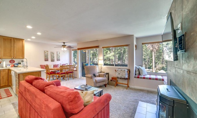 Majestic Pines Apartment | 1 Mi to The Village at Mammoth Condo with Views!