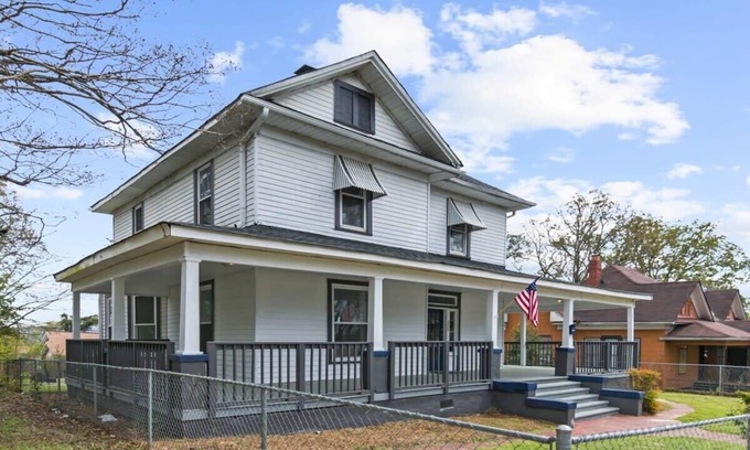 Birmingham House | 1 Mile to Bham CrossPlex & Near Legion Field