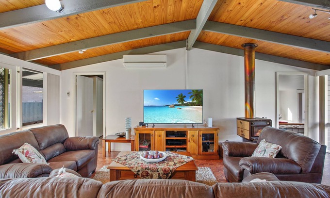 Lake Tabourie House | 1 min walk to lake + Foxtel /Netflix & Wifi