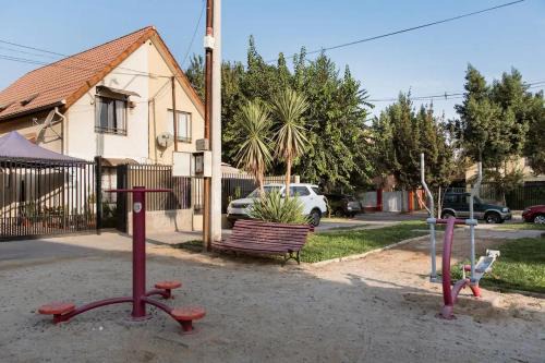 Pudahuel House | 1 o 2 Dormitorios pequeños, 1 baño privado, estacionamiento, cerca aeropuerto, metro Pajaritos