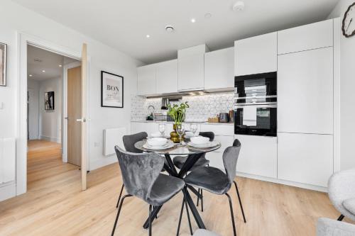 Coombe Hill Apartment | 1 Wimbledon 2BR Stylish Coombe Hill Stay w Parking