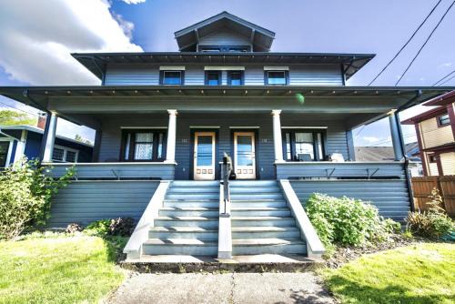 Albany House | 10 Bedroom Historical Downtown Albany Pet Friendly Home