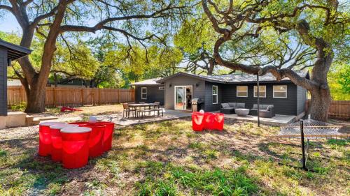 Walnut Forest House | 10 Min to Downtown - Modern 4BR Oasis - Yard Games
