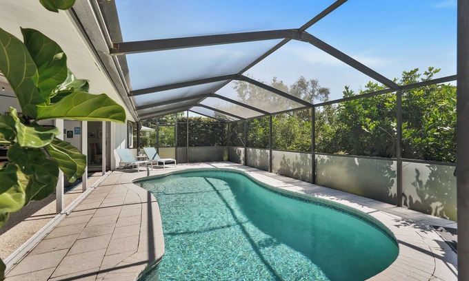 Southgate House | 10 Minutes to Siesta Key Beach! 3-bedroom renovated pool house close to it all